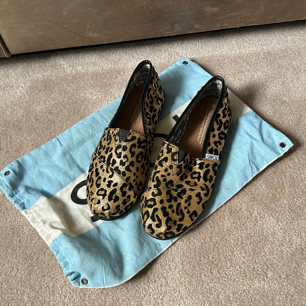 EUC cheetah print Tom’s. Worn once. Kids size 4, fits like a women 6.5 or 7